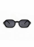 Aurélio Eyewear C1 zonnebril voor dames met een zwart geometrisch montuur en donker getinte glazen