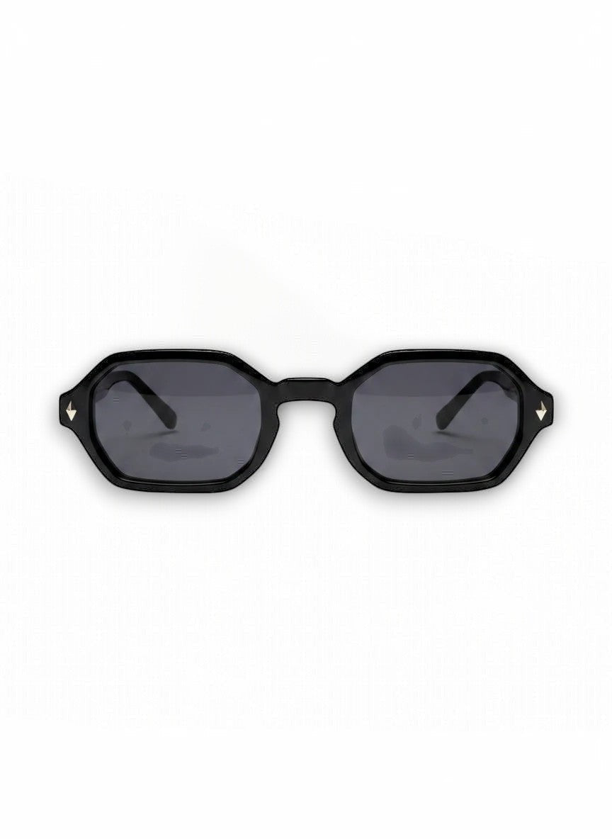 Aurélio Eyewear C1 zonnebril voor dames met een zwart geometrisch montuur en donker getinte glazen