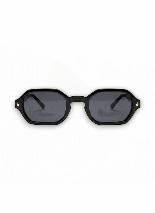 Aurélio Eyewear C1 zonnebril voor dames met een zwart geometrisch montuur en donker getinte glazen