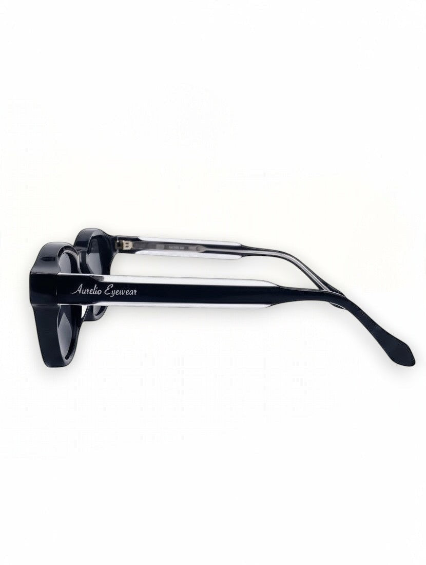Zijaanzicht van de zwarte C1 zonnebril van Aurélio Eyewear met een glanzend acetaat montuur.