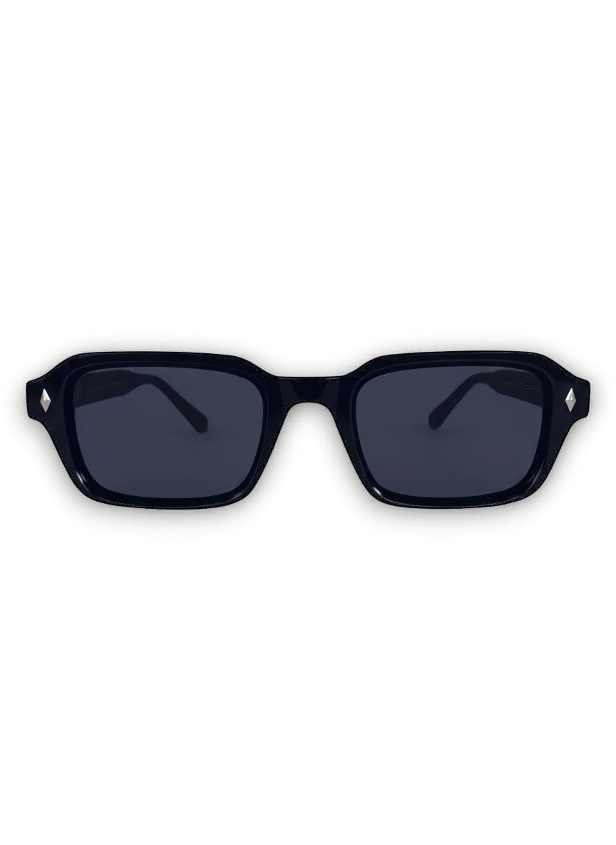 Aurélio Eyewear C1 zonnebril met glanzend zwart rechthoekig montuur en donkere glazen