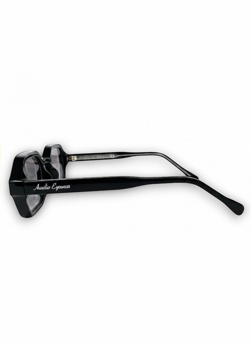 Zijaanzicht van de zwarte C4 zonnebril van Aurélio Eyewear met een robuust montuur en getinte glazen.