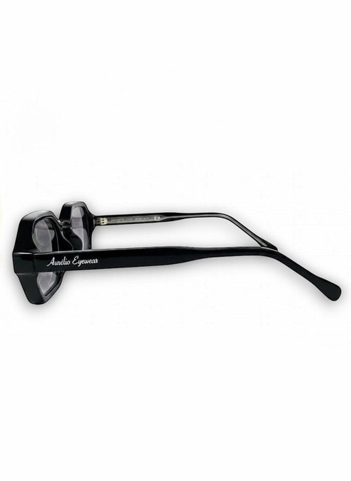 Zijaanzicht van de zwarte C4 zonnebril van Aurélio Eyewear met een robuust montuur en getinte glazen.