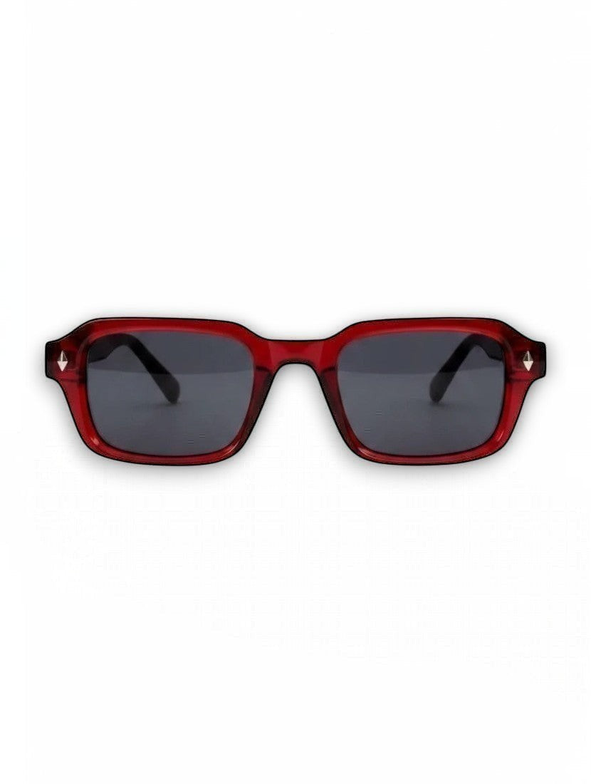 Aurélio Eyewear zonnebril met glanzend rood montuur en donkere glazen in een rechthoekig design.