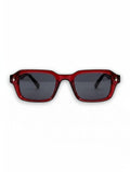 Aurélio Eyewear zonnebril met glanzend rood montuur en donkere glazen in een rechthoekig design.
