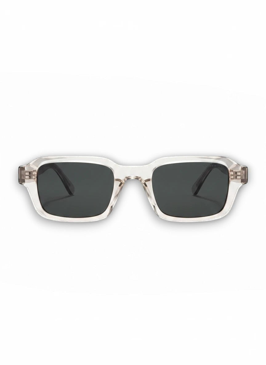 Aurélio Eyewear C1 zonnebril met een transparant rechthoekig montuur en zwarte glazen in een strak modern design