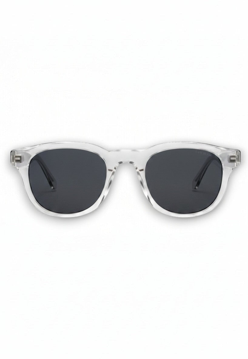Aurélio Eyewear Aurélio - V zonnebril met transparant montuur en donkergrijze glazen in een klassiek design