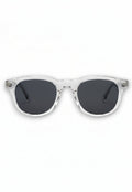 Aurélio Eyewear Aurélio - V zonnebril met transparant montuur en donkergrijze glazen in een klassiek design
