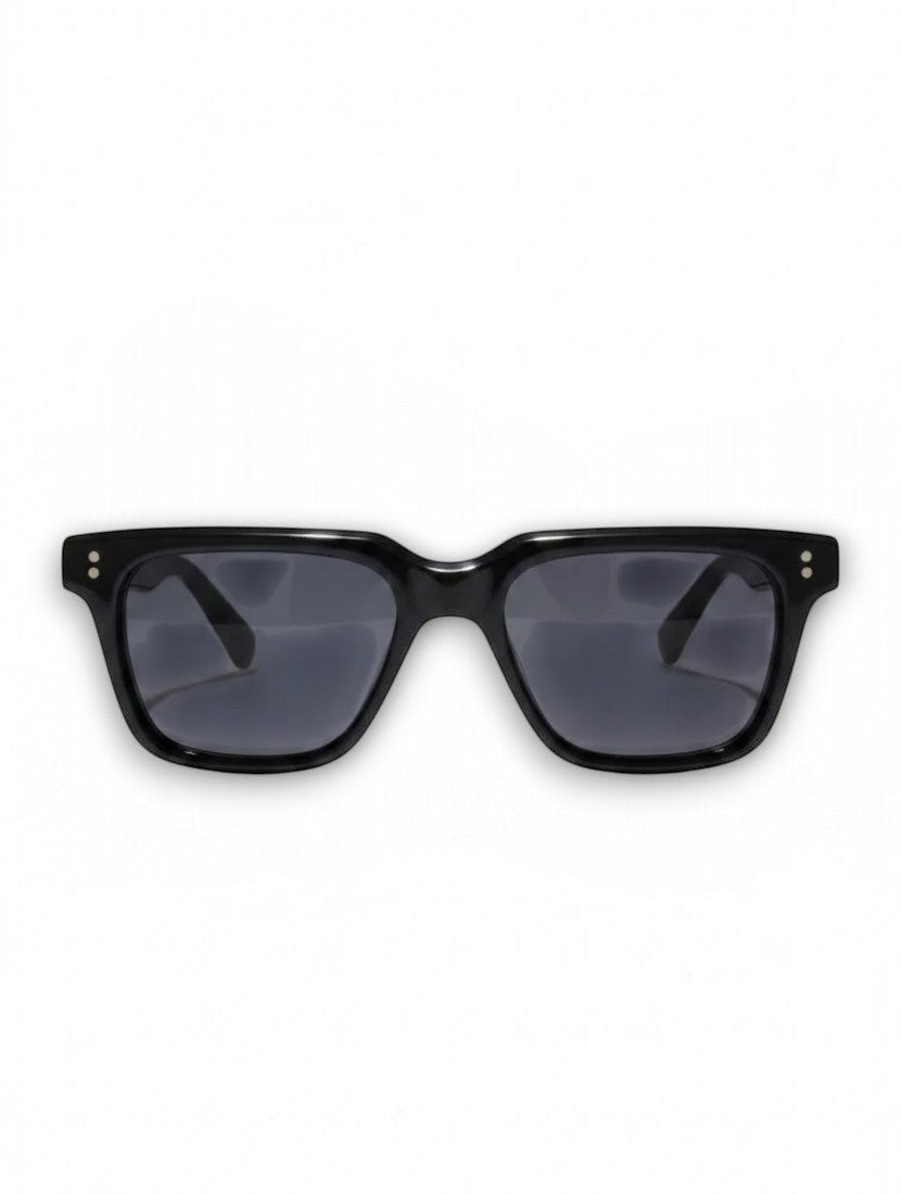 Aurélio Eyewear C3 zonnebril met een zwart rechthoekig montuur en donker getinte glazen