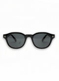 Aurélio Eyewear VI zonnebril met een zwart rond acetaat montuur en subtiele metalen accenten op de zijkanten.