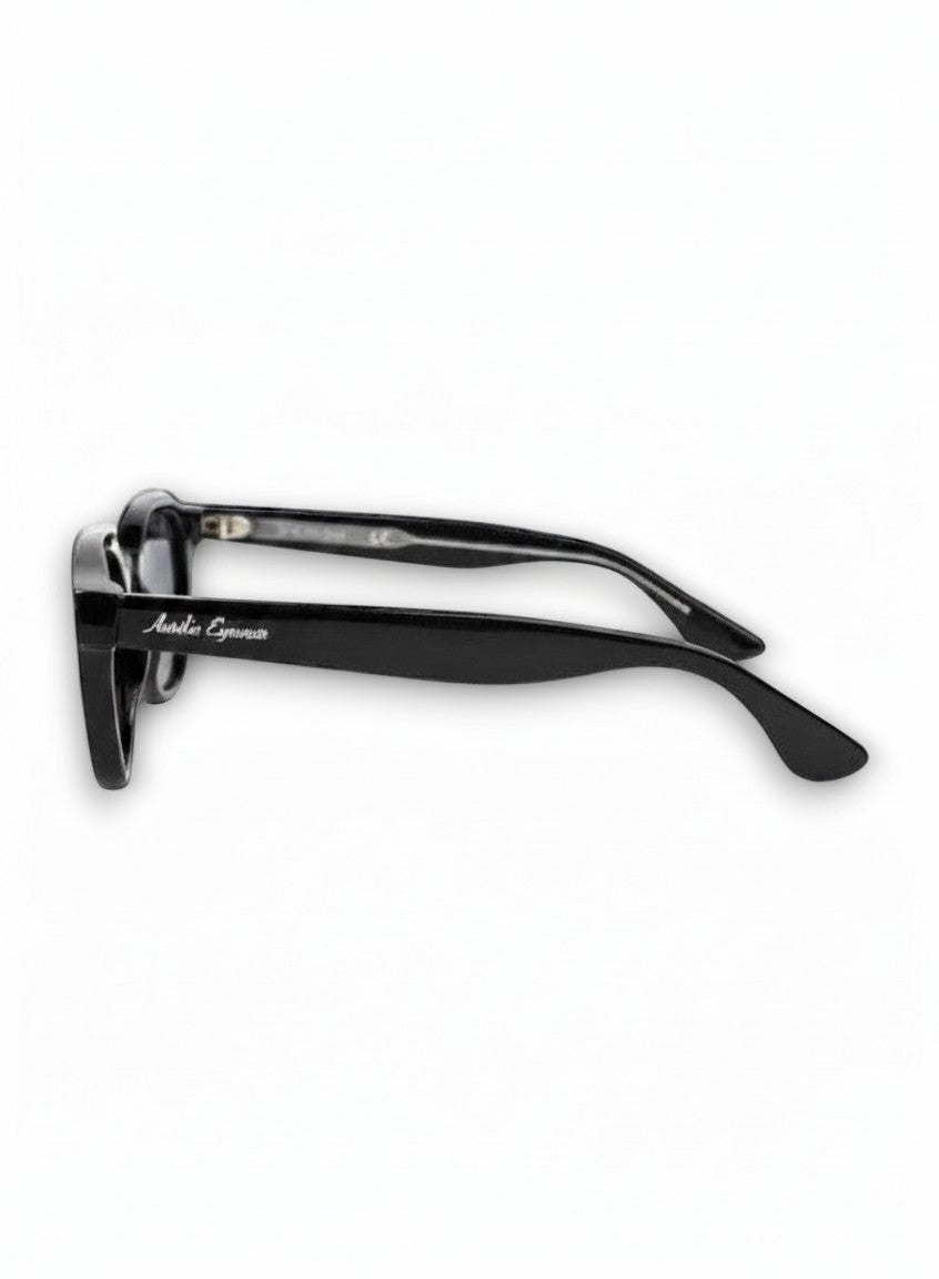 Zijaanzicht van zwarte Aurélio Eyewear VII zonnebril met glanzend montuur en merklogo op de pootjes