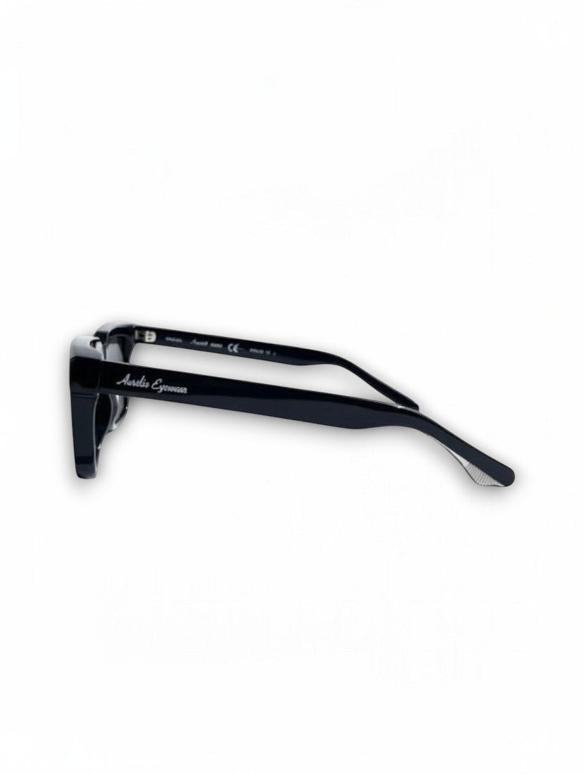 Zijaanzicht van de Aurélio Eyewear C3 zonnebril met een glanzend zwart montuur en elegant merklogo op de pootjes.