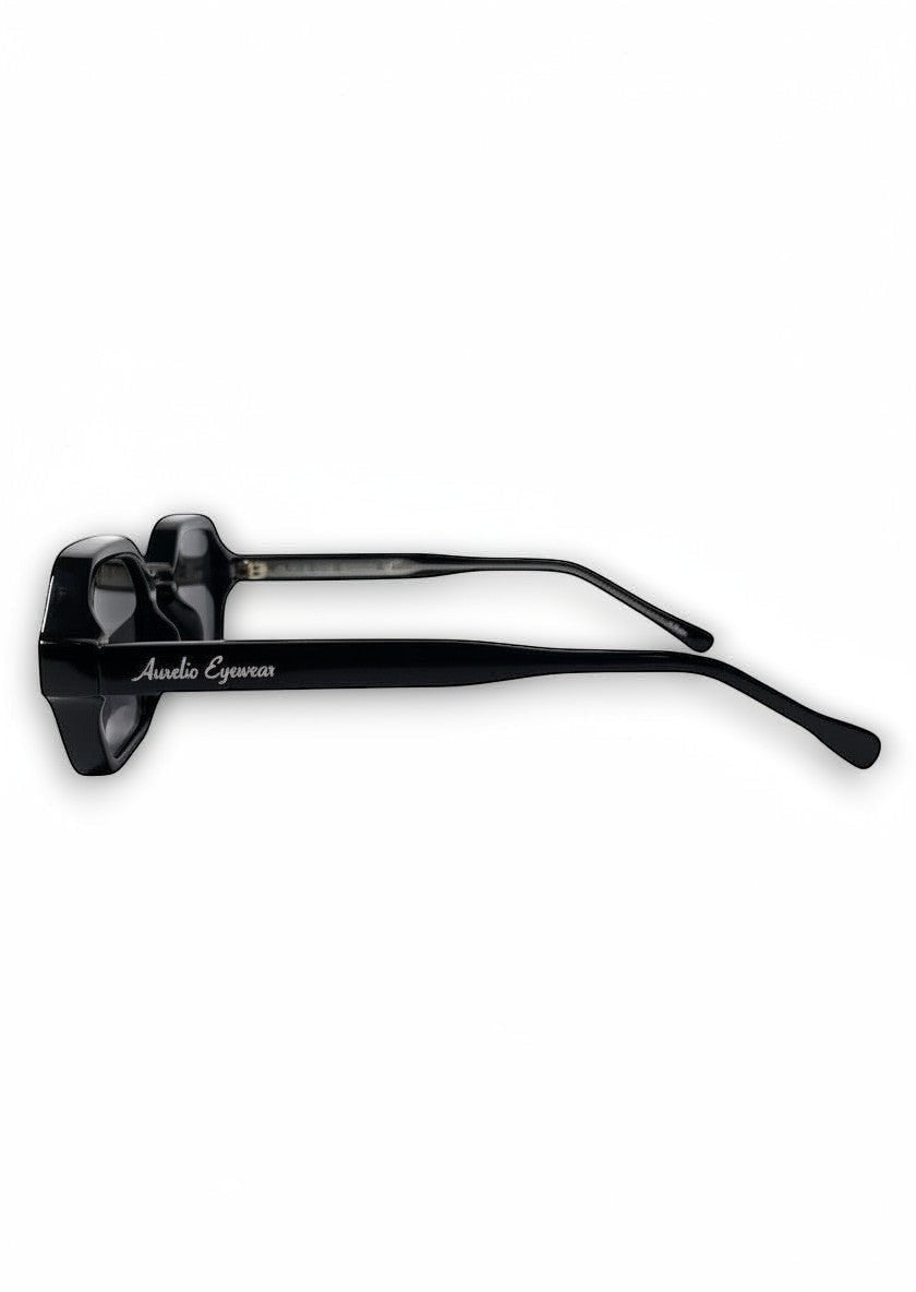 Zijaanzicht van een zwarte Aurélio Eyewear zonnebril met een glanzend montuur en het merklogo op de poot.