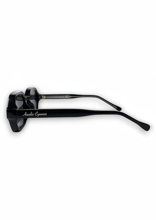 Zijaanzicht van een zwarte Aurélio Eyewear zonnebril met een glanzend montuur en het merklogo op de poot.