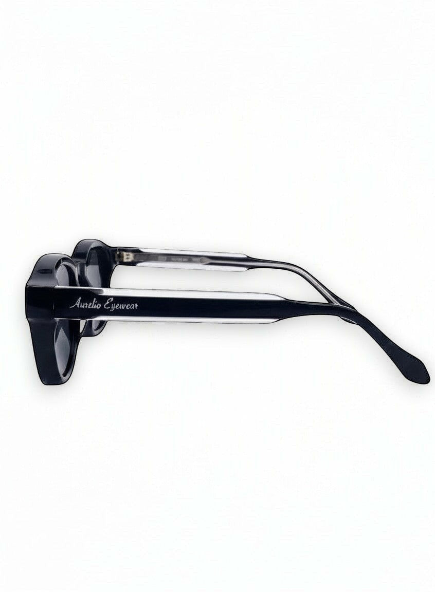 Zijaanzicht van Aurélio Eyewear C1 zonnebril in glanzend zwart met transparante pootjes en merklogo